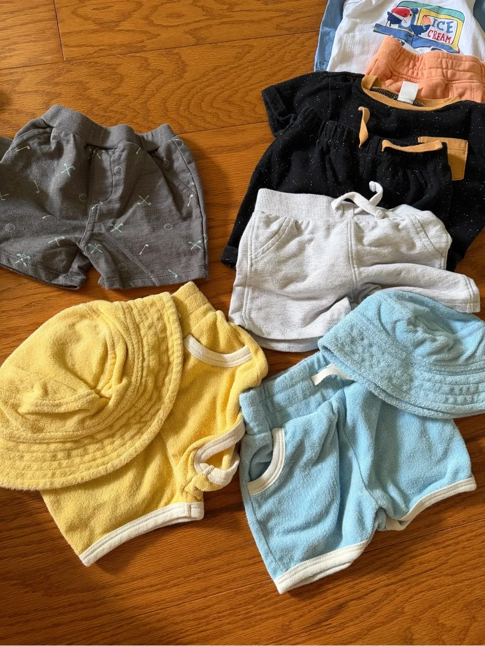 Lot of 29 baby boy Multi-Color Baby One-Piece Set with Hats 6-9 months m